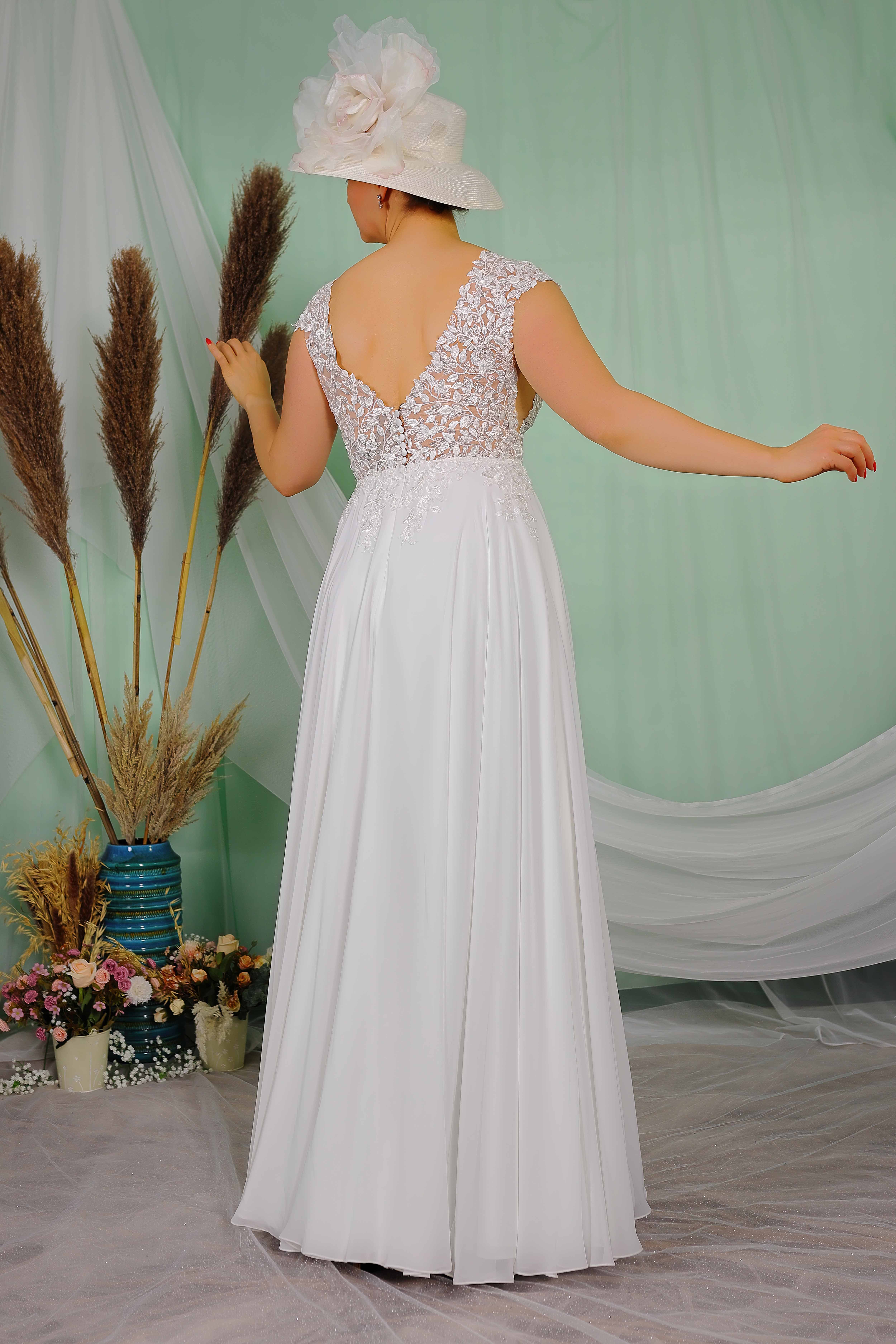 Schantal Brautkleid aus der Kollektion „Queen XXL“, Modell 28402 XXL. Foto 7