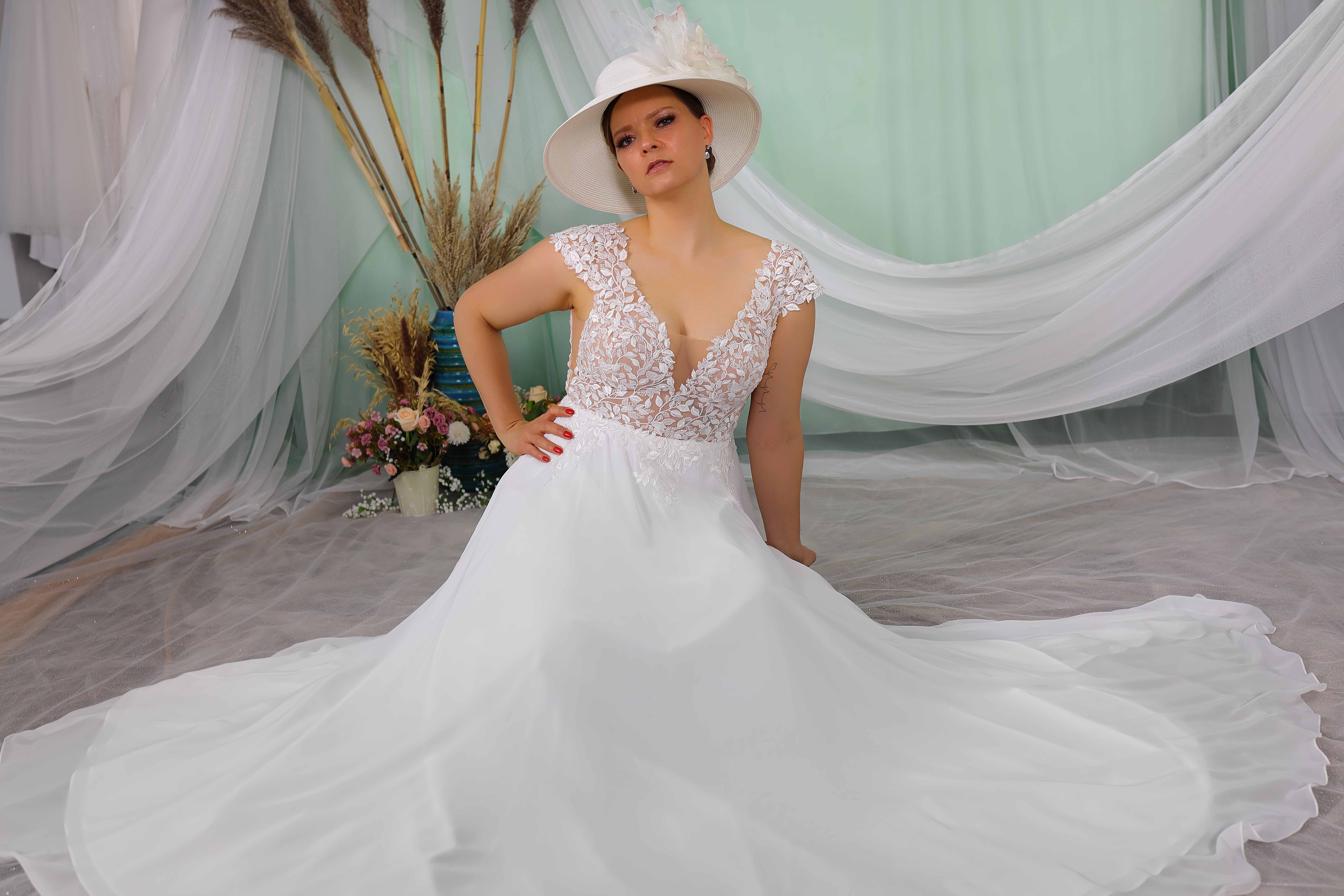 Schantal Brautkleid aus der Kollektion „Queen XXL“, Modell 28402 XXL. Foto 5