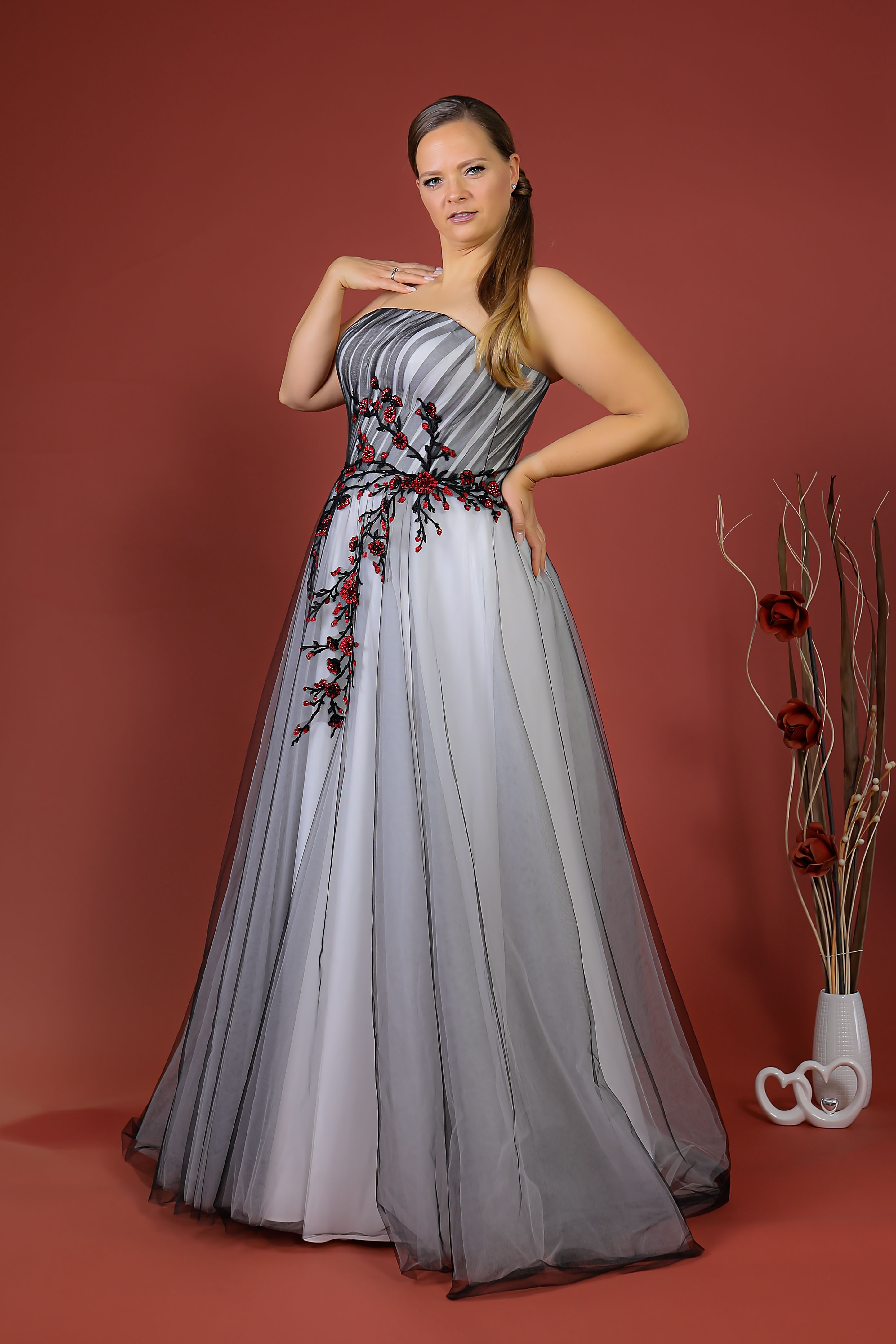 Schantal Brautkleid aus der Kollektion „Pilar XXL“, Modell 52002-2. Foto 4