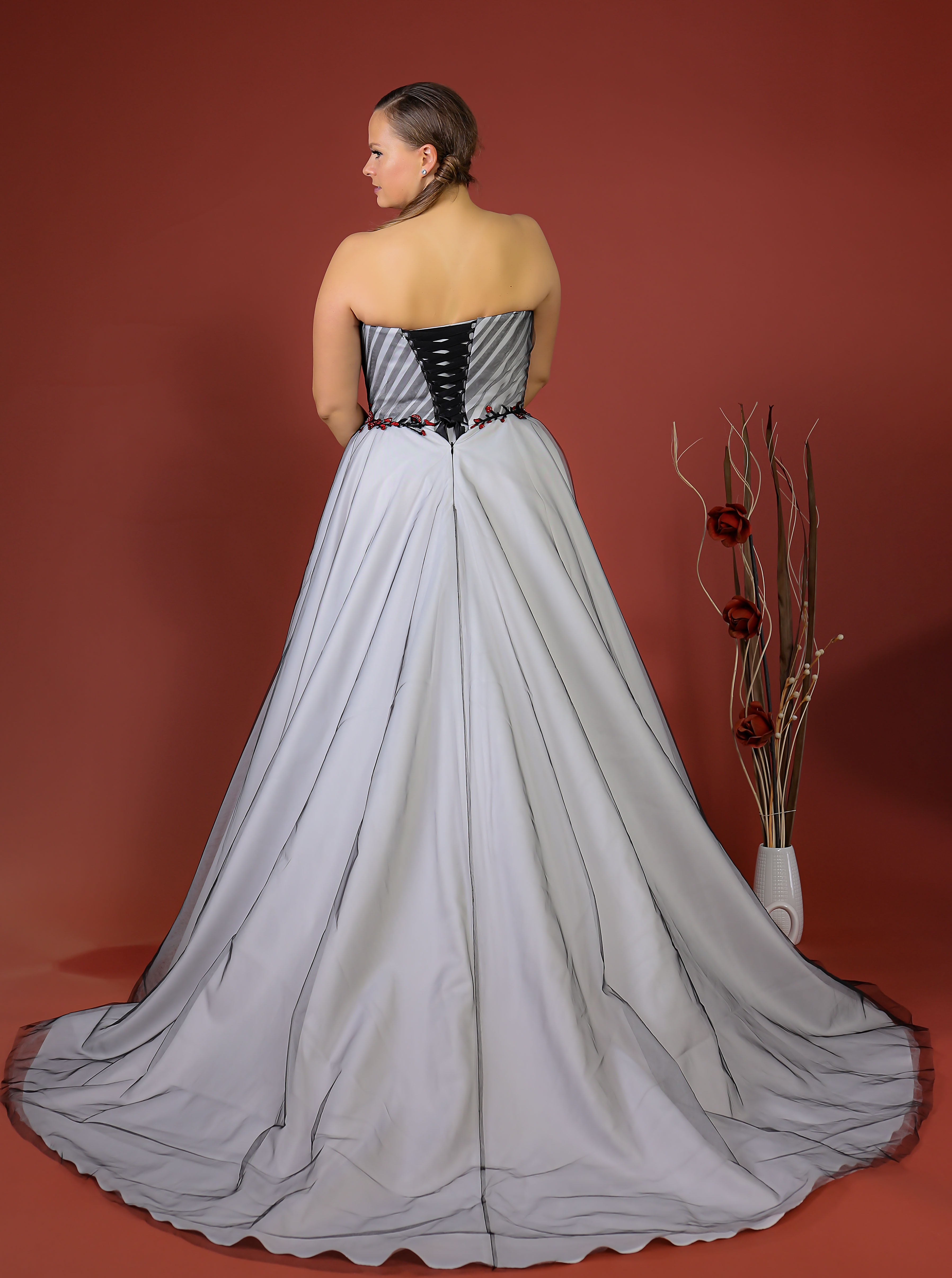 Schantal Brautkleid aus der Kollektion „Pilar XXL“, Modell 52002-2. Foto 6