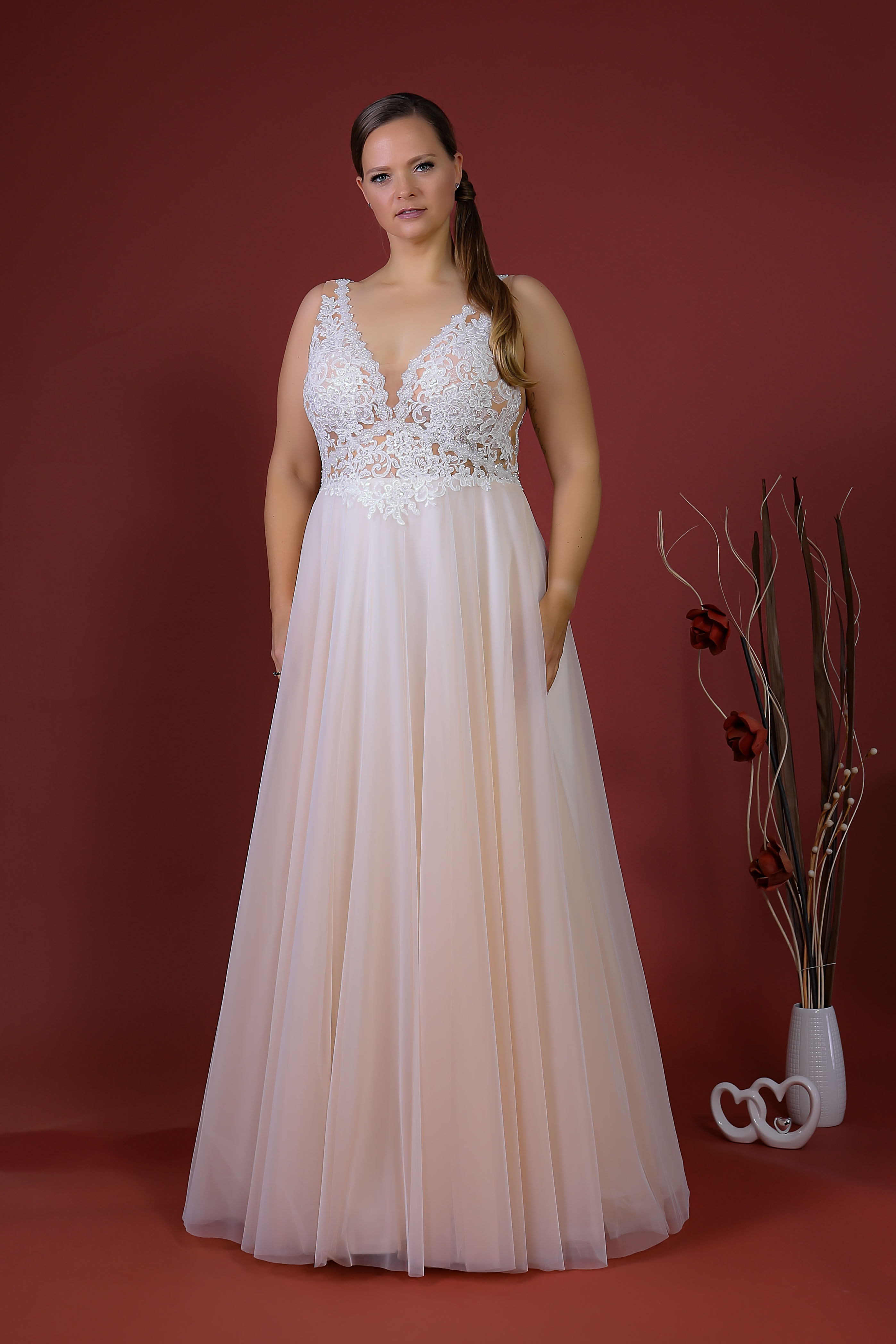 Schantal Brautkleid aus der Kollektion „Pilar XXL“, Modell 52003. Foto 3