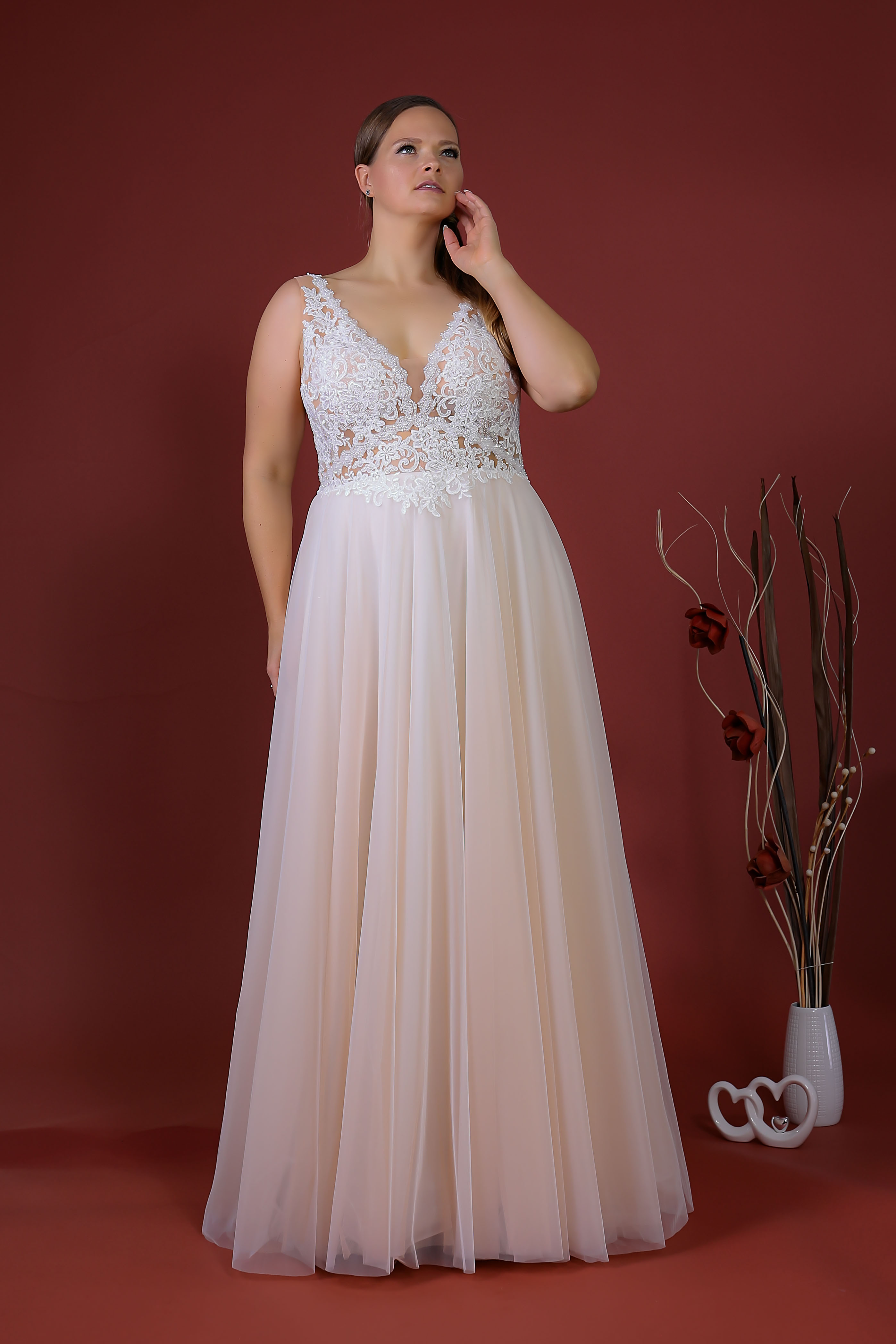 Schantal Brautkleid aus der Kollektion „Pilar XXL“, Modell 52003. Foto 4