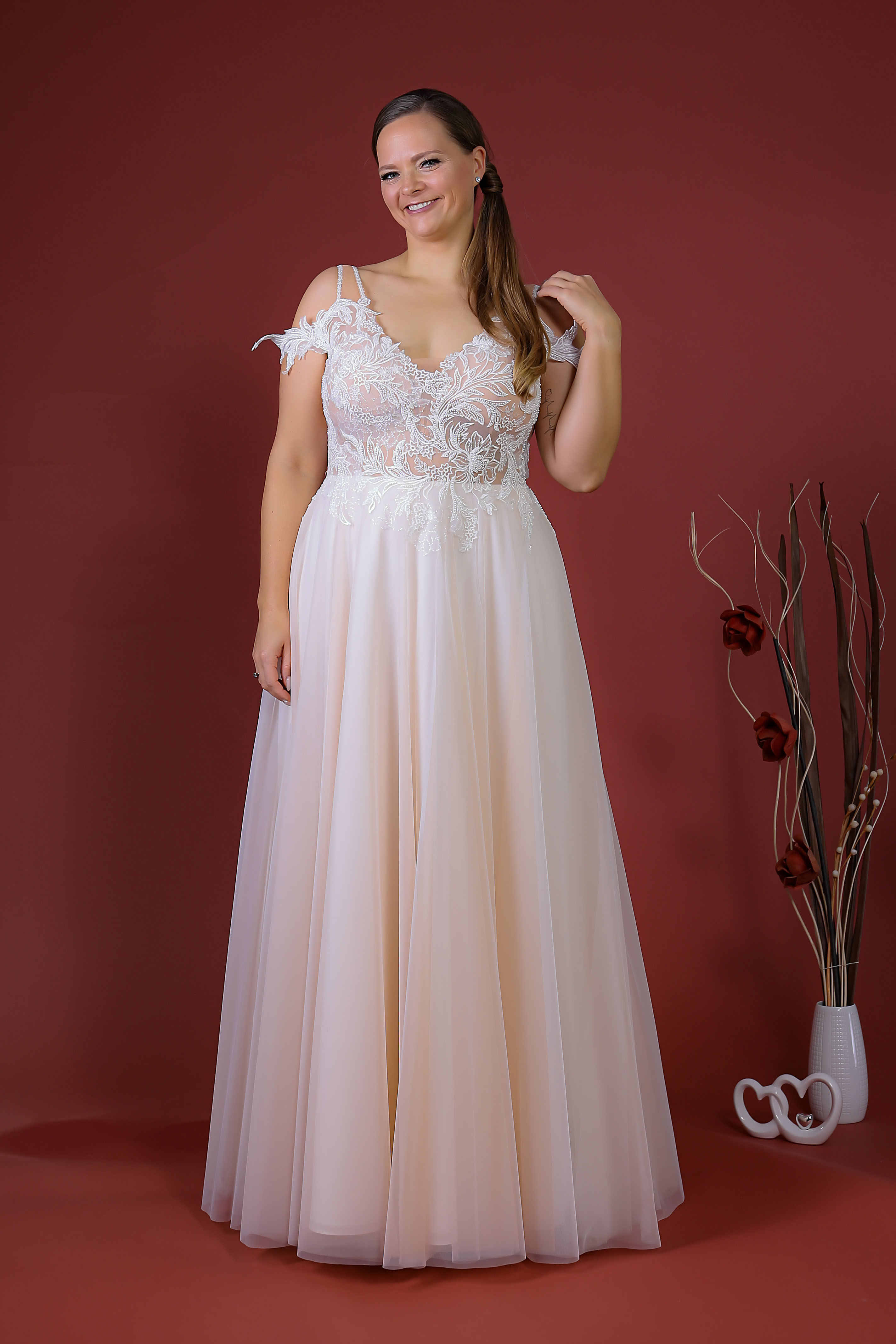 Schantal Brautkleid aus der Kollektion „Pilar XXL“, Modell 52006. Foto 3
