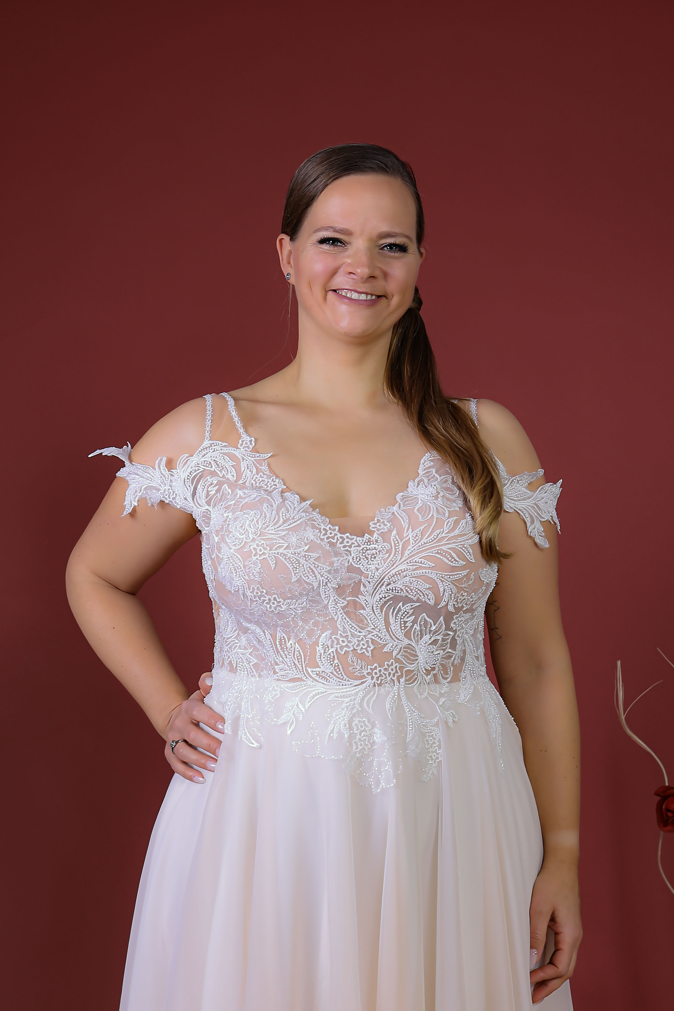 Schantal Brautkleid aus der Kollektion „Pilar XXL“, Modell 52006. Foto 2