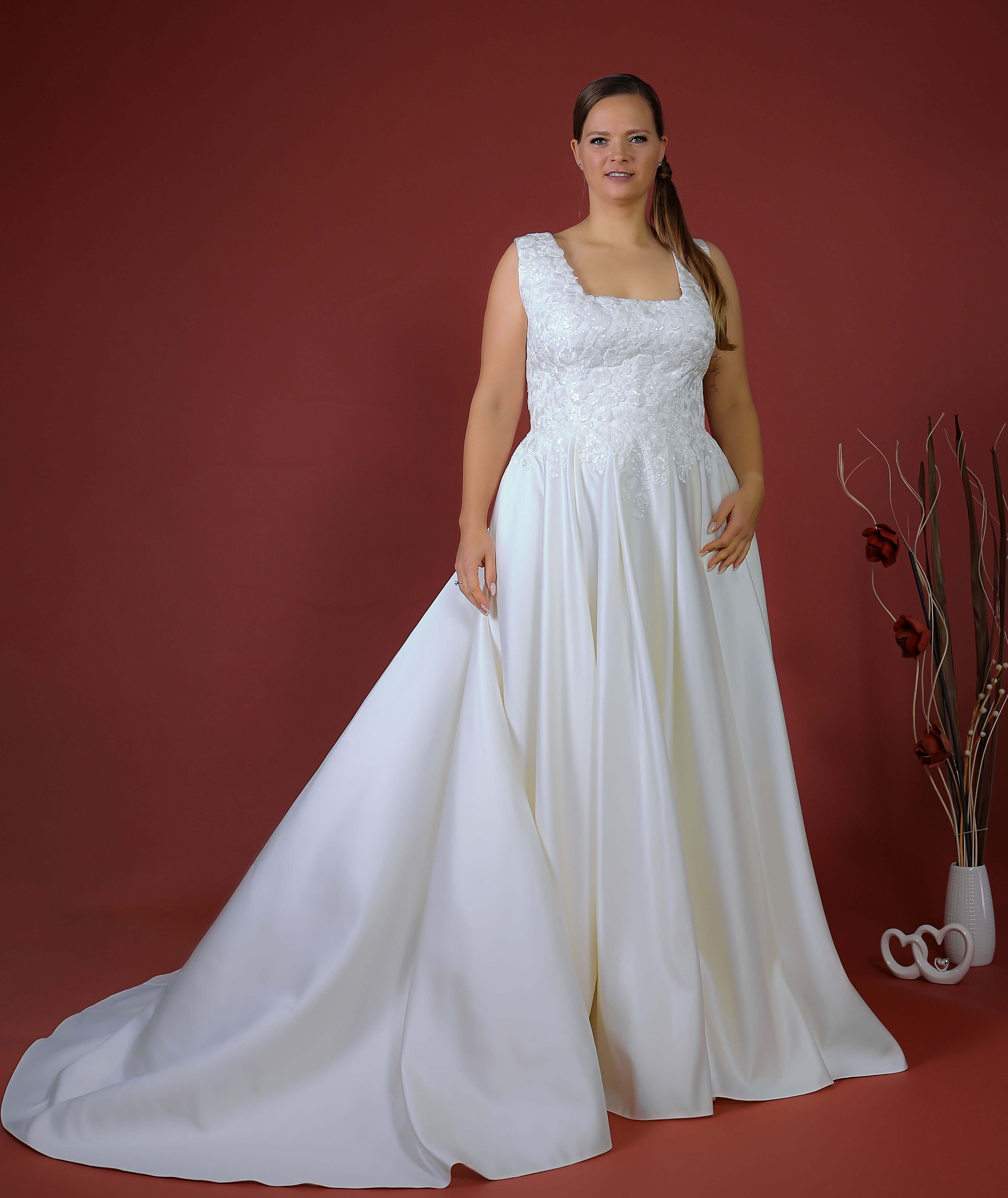 Schantal Brautkleid aus der Kollektion „Pilar XXL“, Modell 52012. Foto 1