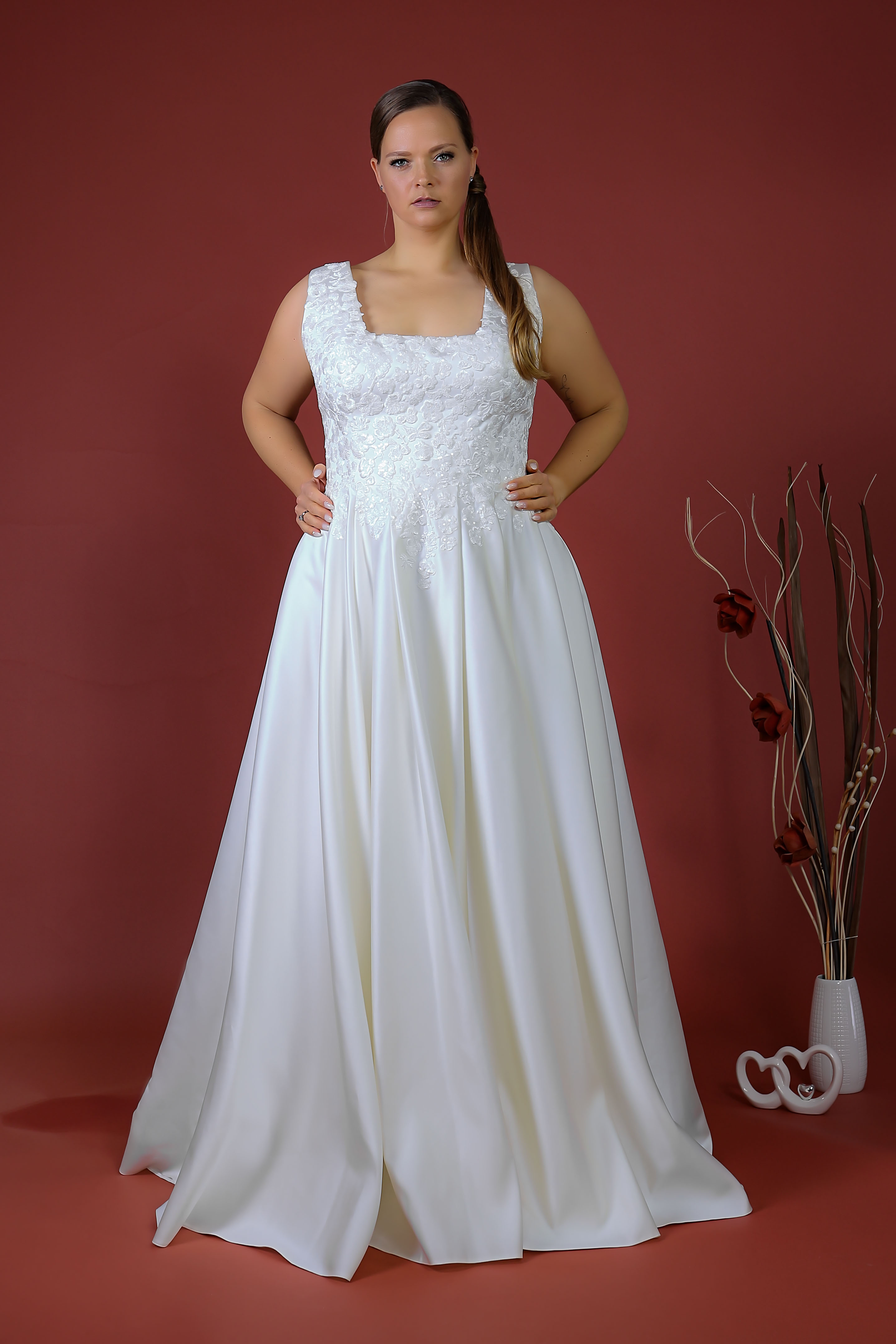 Schantal Brautkleid aus der Kollektion „Pilar XXL“, Modell 52012. Foto 3