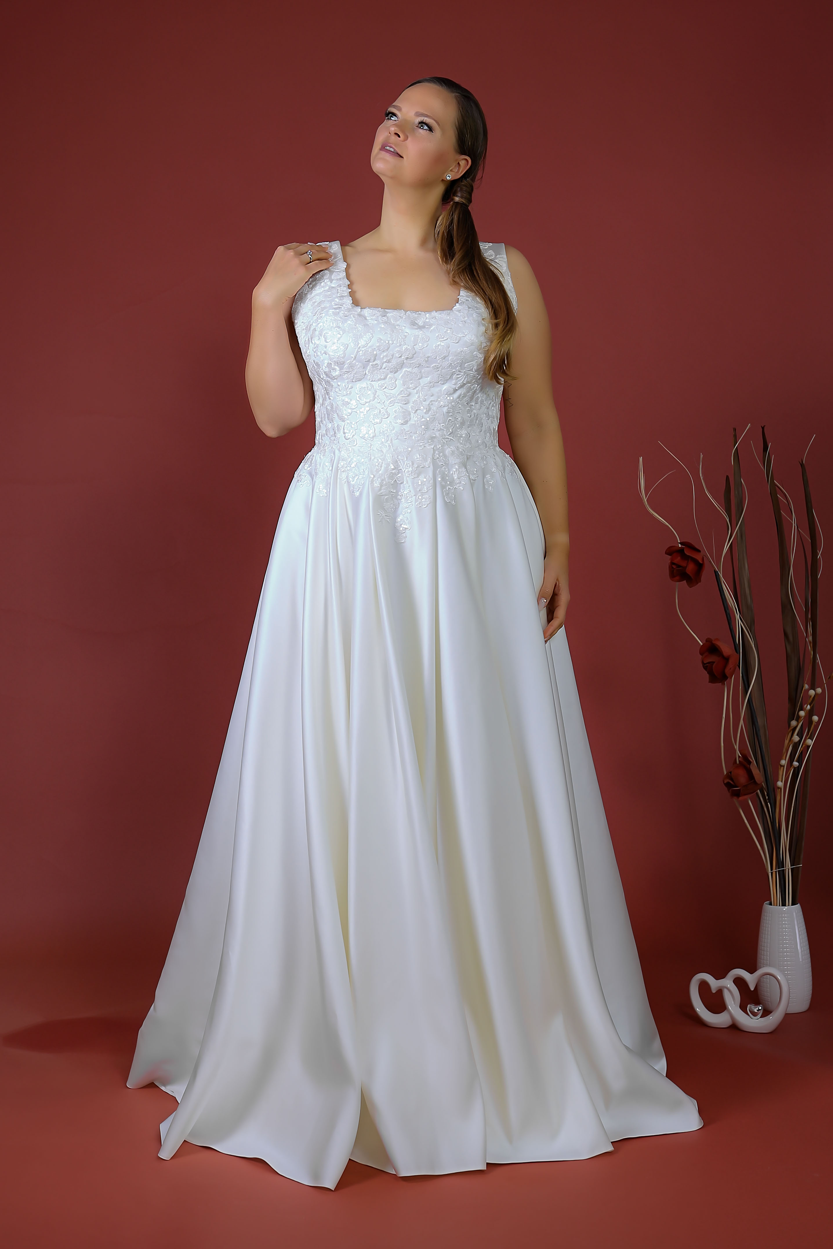 Schantal Brautkleid aus der Kollektion „Pilar XXL“, Modell 52012. Foto 4