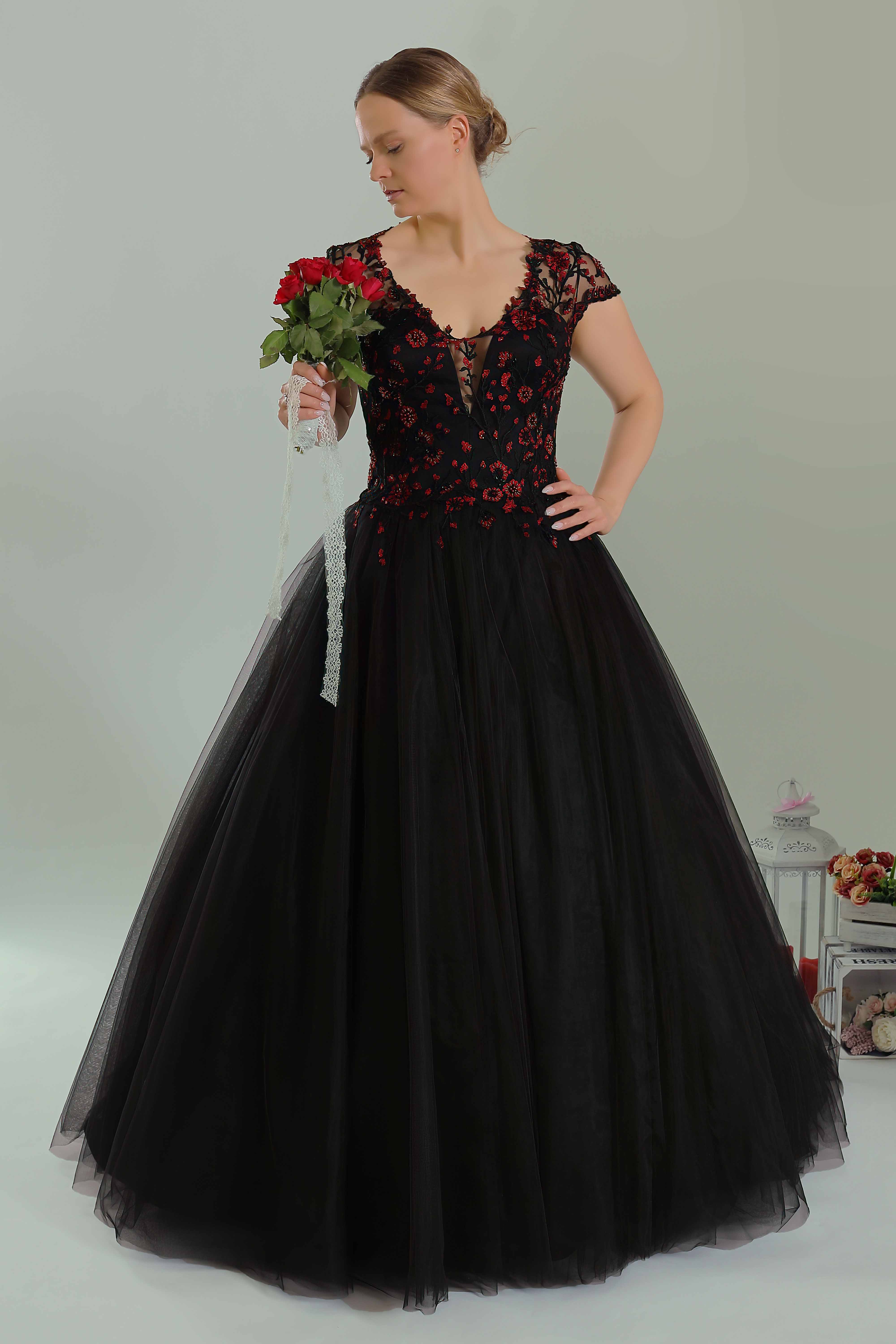 Schantal Brautkleid aus der Kollektion „Queen XXL“, Modell 2213 XXL.