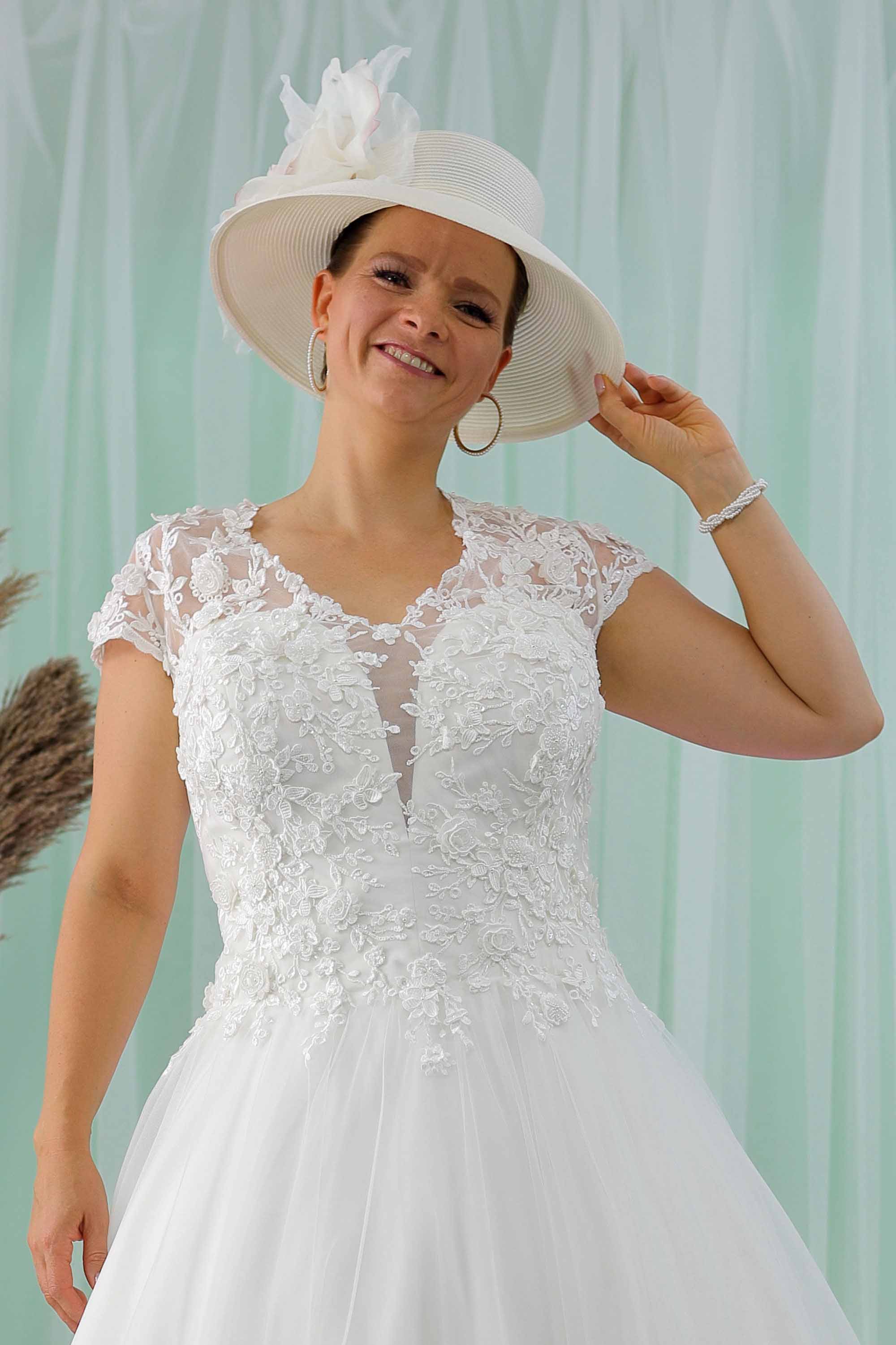 Schantal Brautkleid aus der Kollektion „Queen XXL“, Modell 2213 XXL. Foto 2