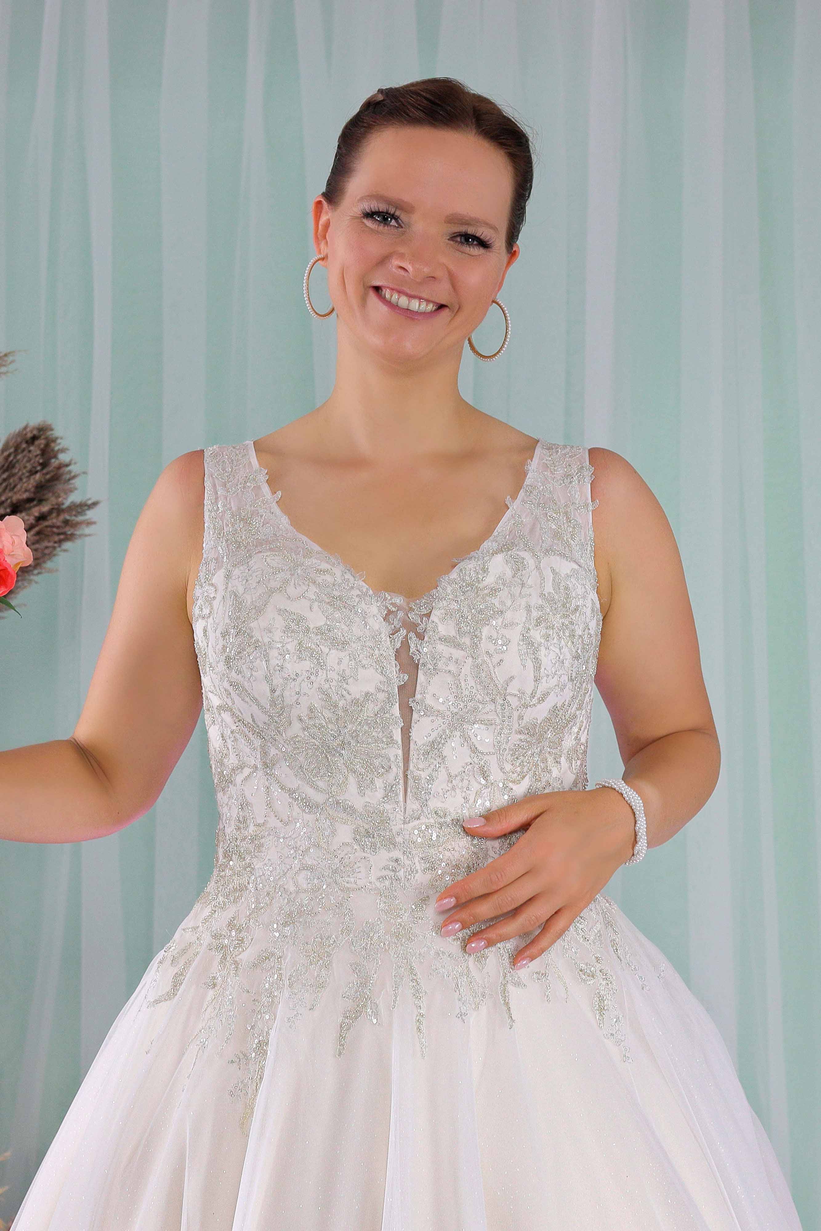 Schantal Brautkleid aus der Kollektion „Queen XXL“, Modell 2278 XXL. Foto 2