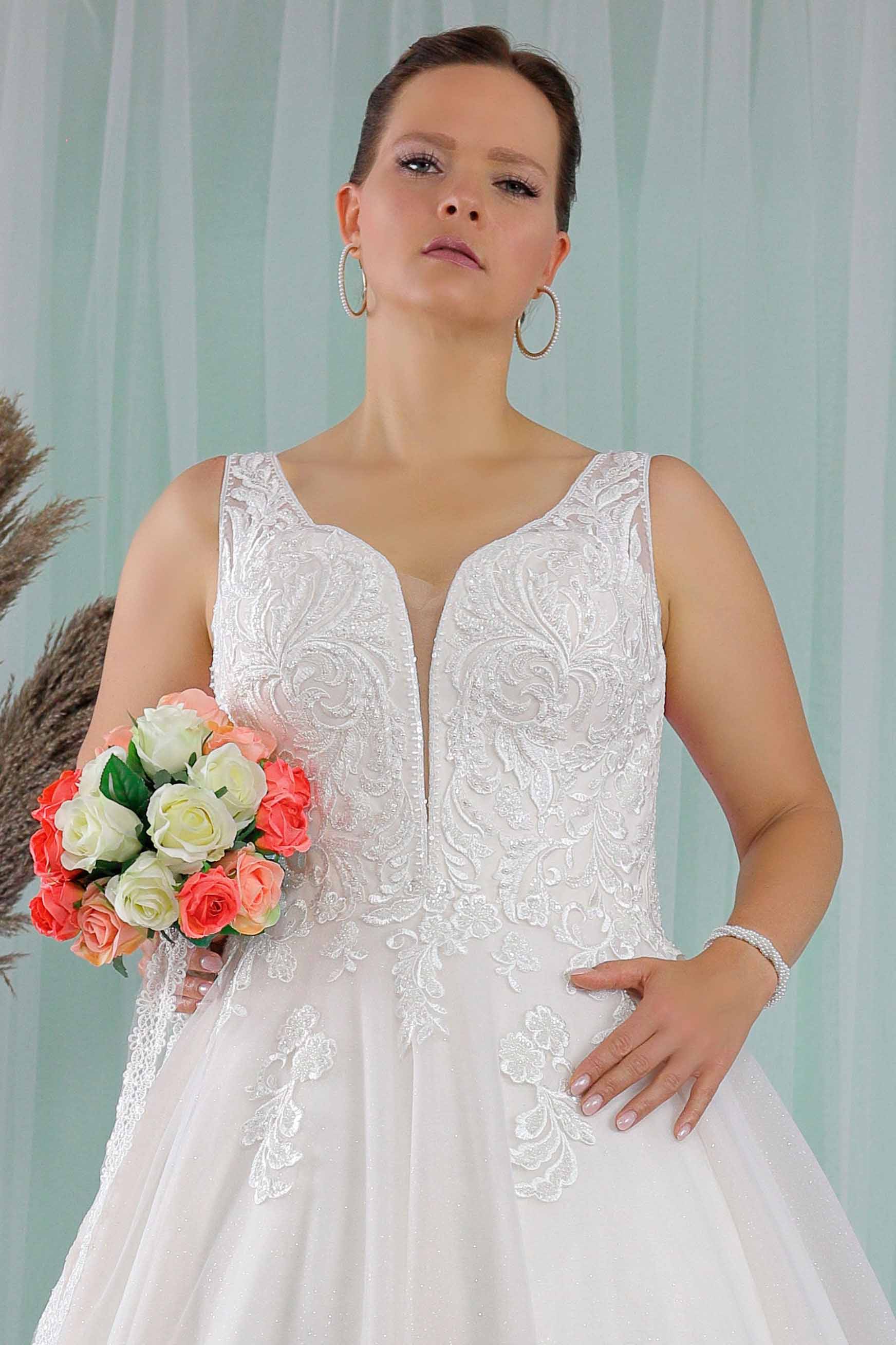 Schantal Brautkleid aus der Kollektion „Queen XXL“, Modell 2279 XXL. Foto 2