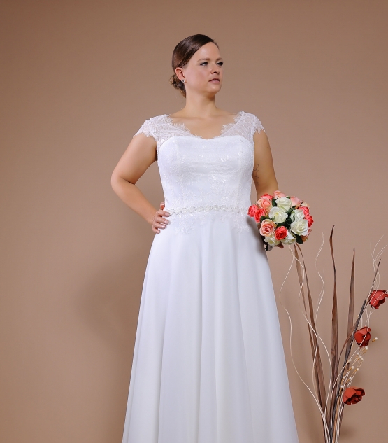 Schantal wedding dress from the collection Queen XXL, model 28052-2 XXL.