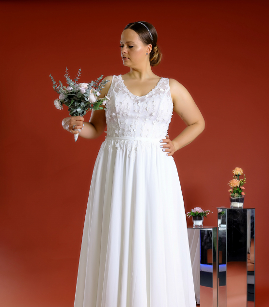 Schantal Brautkleid aus der Kollektion „Pilar XXL“, Modell 52080.