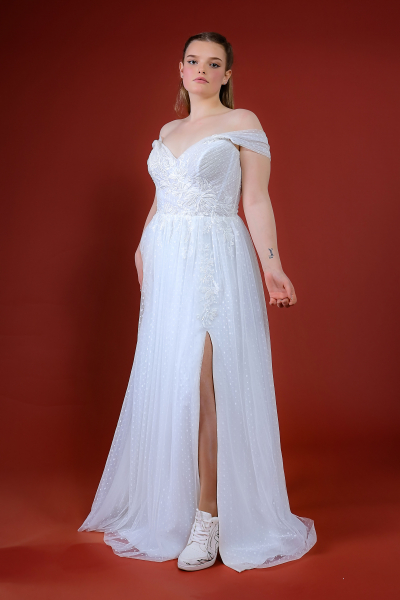 Schantal wedding dress from the collection Pilar XXL, model 1158.