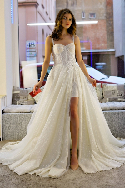 Schantal wedding dress from the collection Kiara, model 14006.