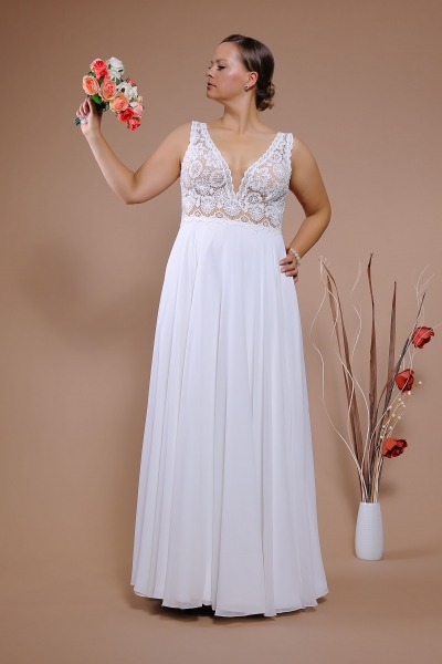 Schantal Brautkleid aus der Kollektion „Queen XXL“, Modell 14082 XXL.