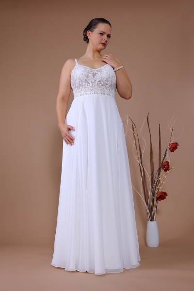 Schantal Brautkleid aus der Kollektion „Queen XXL“, Modell 14136 XXL.