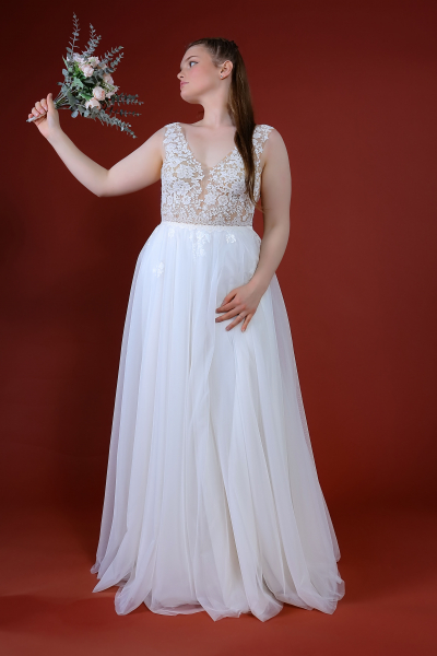 Schantal wedding dress from the collection Pilar XXL, model 14146.