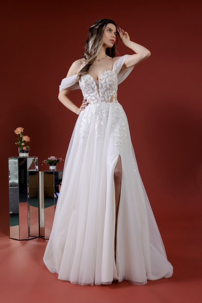 Schantal wedding dress from the collection Elegia, model 14168 .