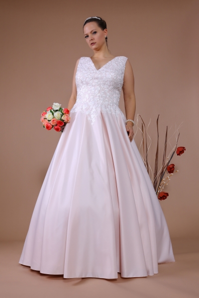 Schantal Brautkleid aus der Kollektion „Queen XXL“, Modell 28046 XXL.