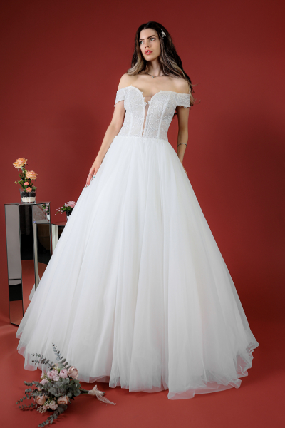 Schantal wedding dress from the collection Elegia, model 52008.