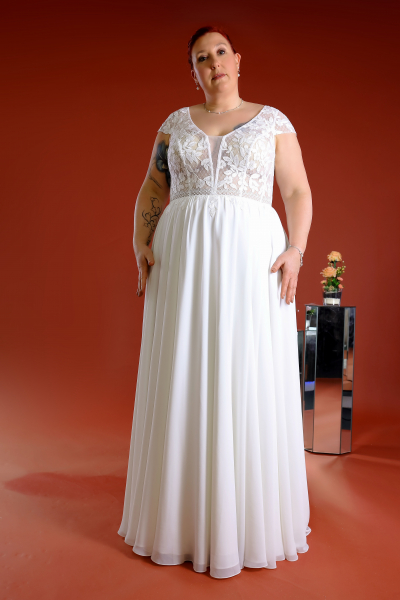Schantal Brautkleid aus der Kollektion „Pilar XXL“, Modell 52081.