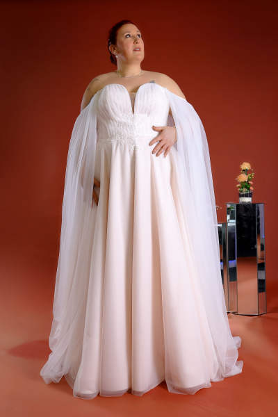 Schantal Brautkleid aus der Kollektion „Pilar XXL“, Modell 52084.