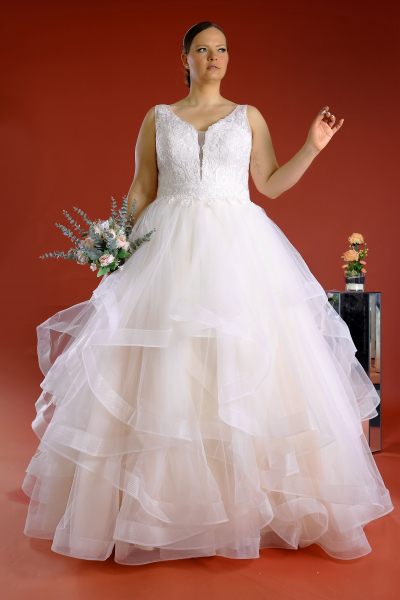 Schantal Brautkleid aus der Kollektion „Pilar XXL“, Modell 52067.