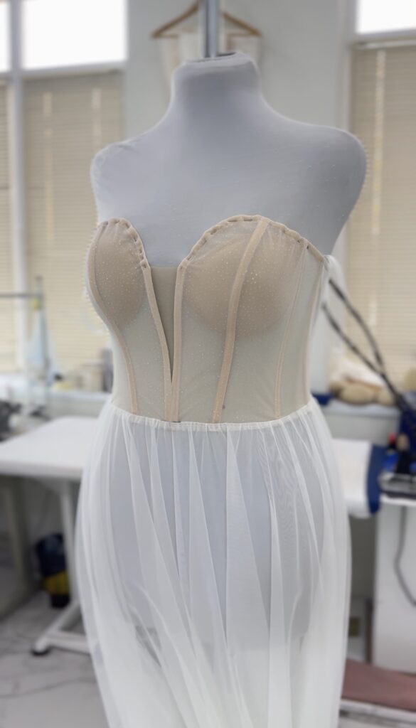 Detailverarbeitung und Spitzenapplikationen in der Brautkleid-Produktion von Schantal