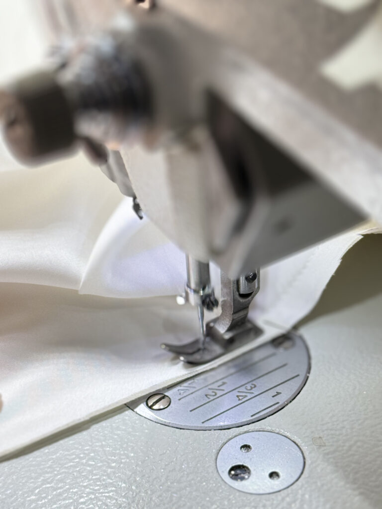 Herstellung eines Brautkleides in der Schantal Manufaktur durch erfahrene Schneiderinnen